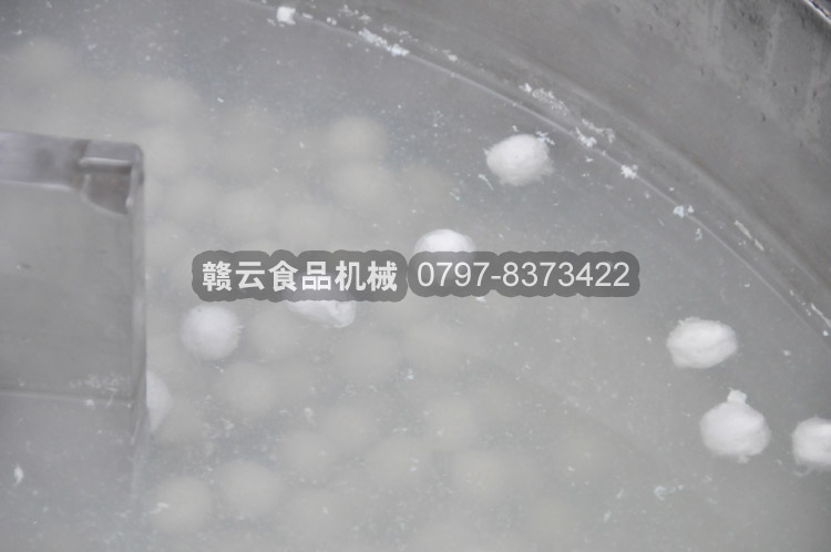 煮丸水槽內(nèi)定型的肉丸