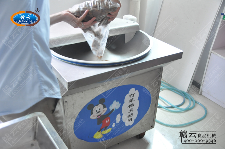 腌蘿卜干倒入菜餡機(jī)