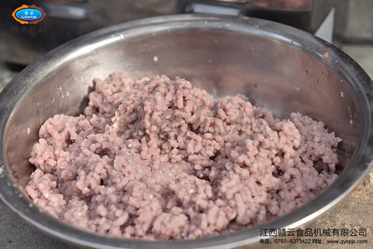 經(jīng)過魚肉采肉機(jī)和絞肉機(jī)絞碎的魚蓉