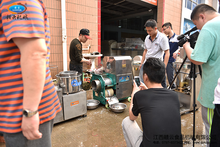 湖北客戶(hù)試機(jī)體驗(yàn)魚(yú)丸加工成套設(shè)備